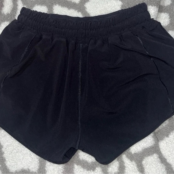 Lululemon Hotty Low-Rise lined shorts 2.5” - Picture 3 of 4